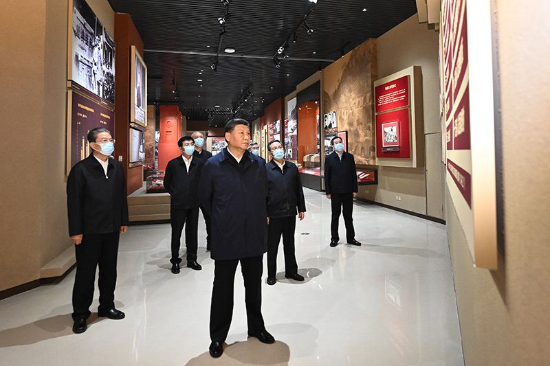 　　10月27日，中共中央總書記、國家主席、中央軍委主席習近平帶領中共中央政治局常委李強、趙樂際、王滬寧、蔡奇、丁薛祥、李希，瞻仰延安革命紀念地。這是習近平等在延安革命紀念館，參觀《偉大歷程——中共中央在延安十三年歷史陳列》。