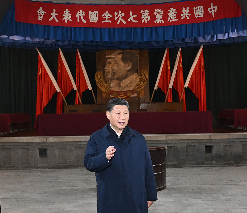 　　10月27日，中共中央總書記、國家主席、中央軍委主席習近平帶領中共中央政治局常委李強、趙樂際、王滬寧、蔡奇、丁薛祥、李希，瞻仰延安革命紀念地。這是習近平在楊家?guī)X瞻仰中共七大會址。