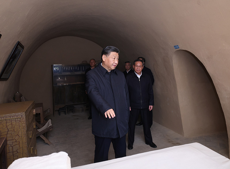 　　10月27日，中共中央總書記、國家主席、中央軍委主席習近平帶領中共中央政治局常委李強、趙樂際、王滬寧、蔡奇、丁薛祥、李希，瞻仰延安革命紀念地。這是習近平等在楊家?guī)X參觀毛澤東舊居。