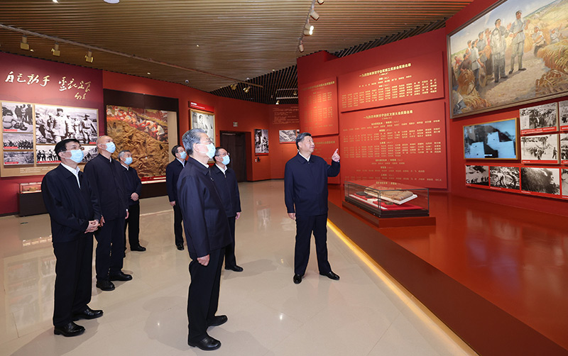 　　10月27日，中共中央總書記、國家主席、中央軍委主席習近平帶領中共中央政治局常委李強、趙樂際、王滬寧、蔡奇、丁薛祥、李希，瞻仰延安革命紀念地。這是習近平等在延安革命紀念館，參觀《偉大歷程——中共中央在延安十三年歷史陳列》。