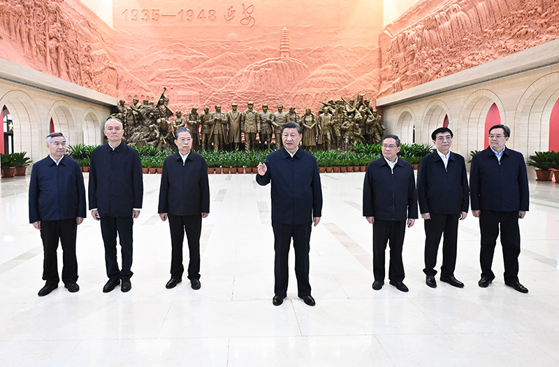 　　10月27日，中共中央總書記、國家主席、中央軍委主席習近平帶領中共中央政治局常委李強、趙樂際、王滬寧、蔡奇、丁薛祥、李希，瞻仰延安革命紀念地。這是習近平在延安革命紀念館參觀《偉大歷程——中共中央在延安十三年歷史陳列》結束時發(fā)表重要講話。