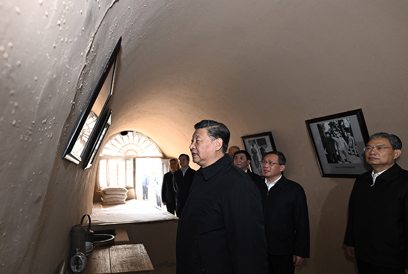 　　10月27日，中共中央總書記、國家主席、中央軍委主席習近平帶領中共中央政治局常委李強、趙樂際、王滬寧、蔡奇、丁薛祥、李希，瞻仰延安革命紀念地。這是習近平等在楊家?guī)X參觀朱德舊居。