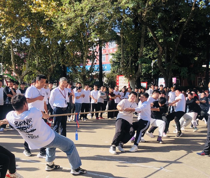 徐黎校長觀看比賽.jpg