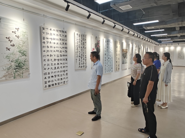 參觀美術(shù)館照片_副本.jpg